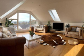Stunning 4 Bedroom House with Hot Tub & Epic Outdoor Space